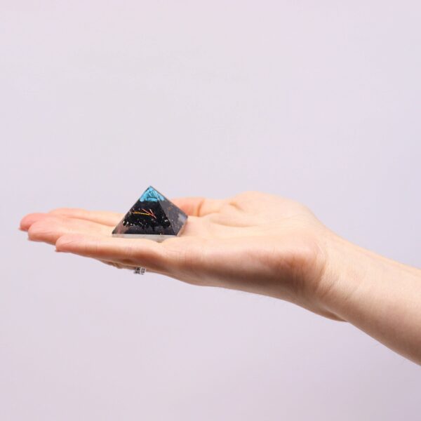 Sm Orgonite Pyramid 25mm Gemchips and Copper (assorted colours/designs) - Image 7