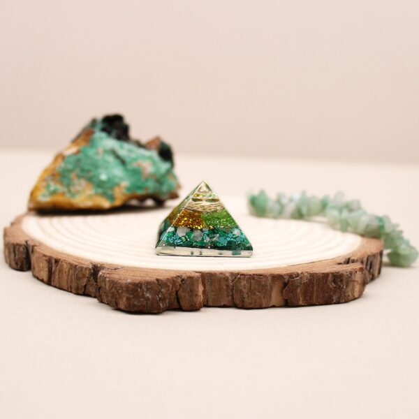 Sm Orgonite Pyramid 25mm Gemchips and Copper (assorted colours/designs) - Image 9