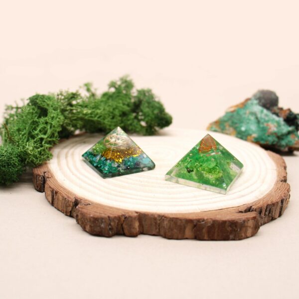 Sm Orgonite Pyramid 25mm Gemchips and Copper (assorted colours/designs) - Image 10