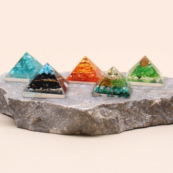 Sm Orgonite Pyramid 25mm Gemchips and Copper (assorted colours/designs) - Image 11