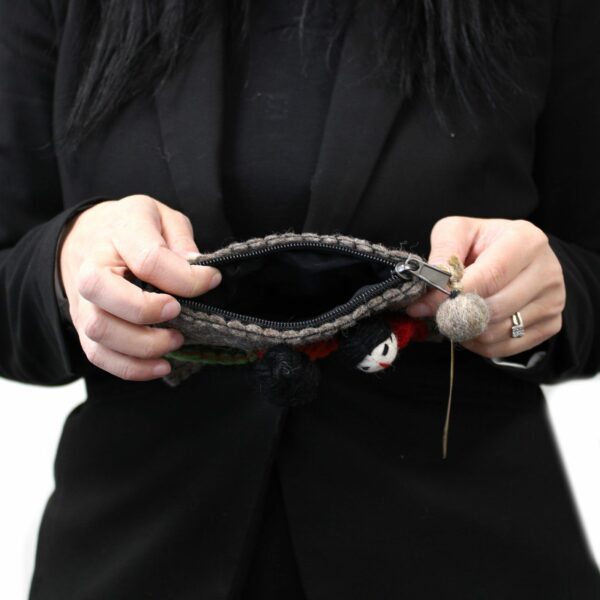 Pouch with Finger Puppets - Friends - Image 4
