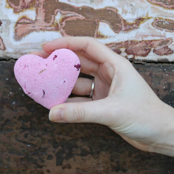 Love Heart Bath Bomb 70g - Ylang & Rose - Image 4