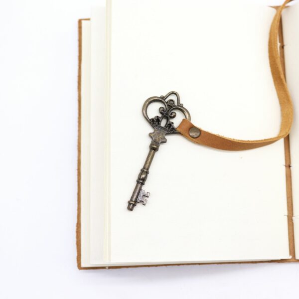 Oiled Tan Leather & Key - 200 pages - 13x18cm - Image 4