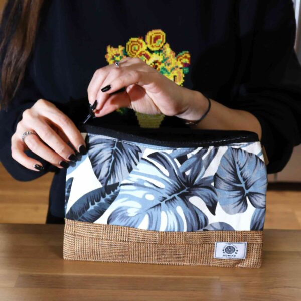 Large Luxury Tropical Pouches - (assorted designs) - 26x17cm - Image 2