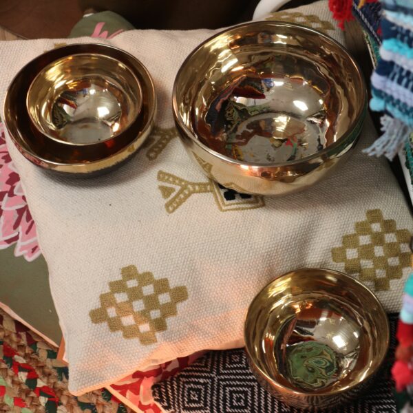 Large Shining Bell-Metal Handmade Singing Bowl (approx 850g) - 17cm - Image 2