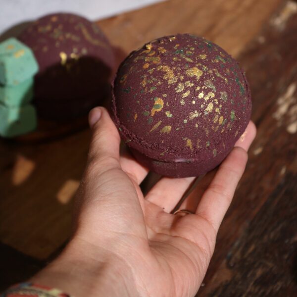 Dubai Bath Bomb - Emerald Oudh Truffle - Image 4